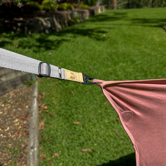 Adjustable carabiner strap